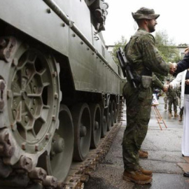 Rajoy, con las tropas españolas en Letonia. / Europa Press