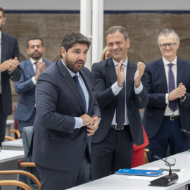 Los diputados del PP aplauden a Fernando López Miras (i), tras ser investido presidente de la Región de Murcia, gracias al acuerdo de gobierno firmado con Vox, en la Asamblea Regional, en Cartagena.