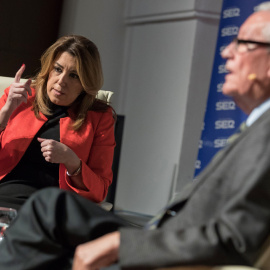 La presidenta andaluza, Susana Díaz, junto al expresidente de la Junta de Andalucía Rafael Escuredo (d) durante su participación en los Encuentros de la SER dedicados a los 40 años del 4 de Diciembre. EFE/Julio Muñoz