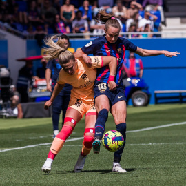 Carmen Menayo, del Atletico de Madrid, disputa un balón a Caroline Graham Hansen del Barcelona. Imagen de archivo.
