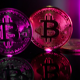 Ilustración de dos bitcoins morados, a 10 de marzo de 2024.