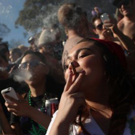 Jóvenes fumando. /REUTERS
