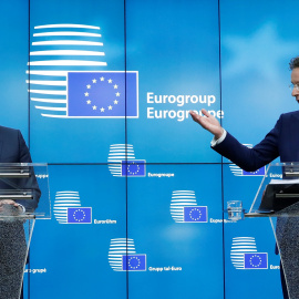 El nuevo presidente del Eurogrupo, el portugués Mário Centeno, y el presidente saliente, el holandés Jeroen Dijsselbloem, en rueda de prensa en Bruselas. REUTERS/Yves Herman