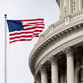 Bandera de EEUU junto al Departamento de Justicia del país