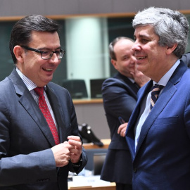 El presidente del Eurogrupo y ministro de Finanzas portugués Mario Centeno (R) habla con el ministro de Economía español, Roman Escolano. EMMANUEL DUNAND / AFP