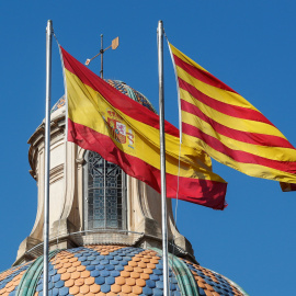La bandera española y la senyera  en lo alto del Palau de la Generalitat, en Barcelona. REUTERS/Yves Herman