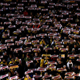 Concentració a Plaça de Sant Jaume per exigir l'alliberament del vicepresident Junqueras, el conseller Forn, el president l'Òmnium i l'ex-president de l'ANC / Reuters