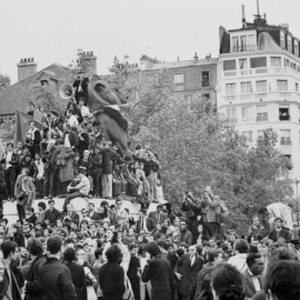 La hoguera de Mayo del 68 cumple su 40 aniversario desprendiendo brasas, como ha quedado patente después de que el presidente francés, Nicolás Sarkozy, prometiera liquidar su herencia. En la foto de archivo disturbios de mayo del 1968 en París. El "mo