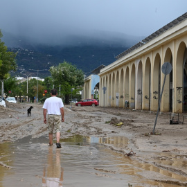 Un hombre camina por el barro en una carretera inundada después de la tormenta llamada Daniel en la zona de Volos, Magnesia, Grecia.