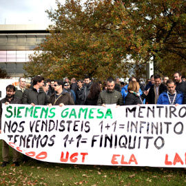 Trabajadores de Siemens Gamesa protestan contra los despidos en la empresa en la sede del fabricante de aerogeneradores en Zamudio (Vizcaya). REUTERS/Vincent West