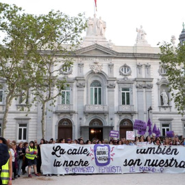 Cientos de personas, en su mayoría mujeres, han protestado esta tarde frente al Tribunal Supremo de Madrid contra la sentencia de La Manada, tras la manifestación iniciada en el Ministerio de Sanidad. EFE