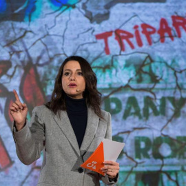 La candidata de Ciudadanos a la presidencia de la Generalitat, Inés Arrimadas, durante el inicio de campaña para las elecciones del 21 de Diciembre que el partido celebra esta noche en Barcelona. EFE/Enric Fontcuberta