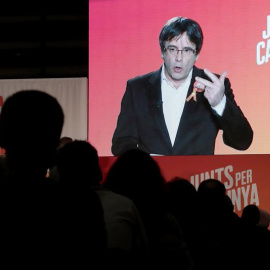 El expresidente de la Generalitat de Catalunya Carles Puigdemont, en su intervención por videoconferencia desde Bruselas durante el acto electoral de inicio de campaña que la formación Junts per Catalunya ha celebrado esta noche en el edificio Imagina 