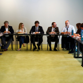 El expresident catalán Carles Puigdemont en una reunión en Berlín con los diputados de JxCat, a mediados de abril. REUTERS/Hannibal Hanschke