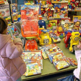 Dos niñas frente a un escaparate de una juguetería. EFE/Villar López