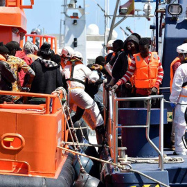 Llegada al puerto de Almería la embarcación Guardamar Polimnia de Salvamento Marítimo el viernes 4 de mayo con 73 inmigrantes a bordo.(CARLOS BARBA | EFE)