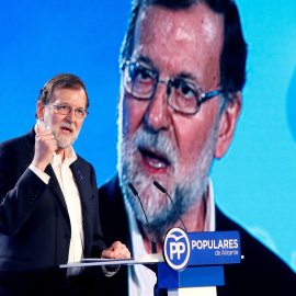 El presidente del gobierno, Mariano Rajoy, interviene durante un acto multitudinario organizado por el PP en Alicante, cuya alcaldía acaba de recuperar el partido. EFE/ Manuel Lorenzo