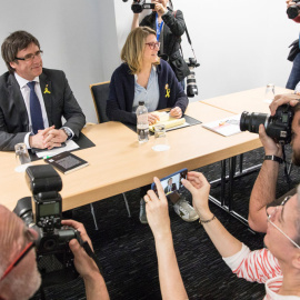 El expresidente de la Generalitat de Cataluña Carles Puigdemont, junto a la portavoz de JxCat, Elsa Altadi, durante la reunión en Berlín con la práctica totalidad de los diputados de JxCat. EFE/Omer Messinger
