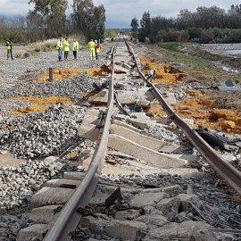 Estado en el que ha quedado la vía de ferrocarril tras pasar el tren de pasajeros de la línea Málaga-Sevilla y descarrilar esta mañana a su paso por la localidad de Arahal (Sevilla), con un total de 21 personas que han resultado heridas, tres de ellas