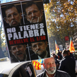 Un manifestante sostiene un cartel crítico con el Gobierno en la última manifestación de taxistas, el pasado 29 de octubre. REUTERS/Juan Medina