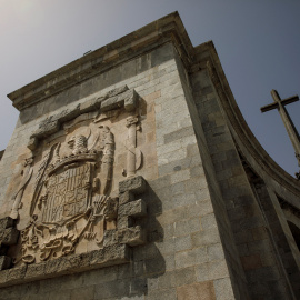 Un gran escudo de armas franquista en el Valle de los Caídos. REUTERS / Juan Medina