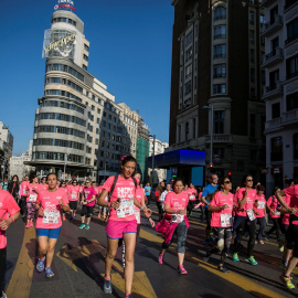 las participantes en la XV edición de la Carrera de la Mujer a su paso por la céntrica Gran Vía madrileña. EFE/Santi Donaire