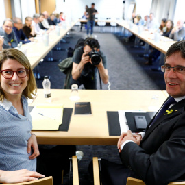 La portavoz de JxCat, Elsa Artadi, y el expresident catalán , Carles Puigdemont, en la reunión con los diputados de su grupo parlamentario en Berlín. REUTERS/Axel Schmidt