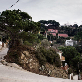 Un dels carrers sense asfaltar de la urbanització del Bosc d’en Vilaró. / Carles Palacio.