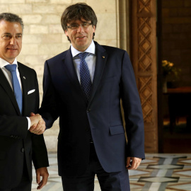 Íñigo Urkullu y Carles Puigdemont, en un encuentro en el Palau de la Generalitat. EFE