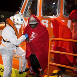 Una llegada al puerto de Motril de varias personas rescatadas por Salvamento Marítimo.- EFE/Miguel Paquet