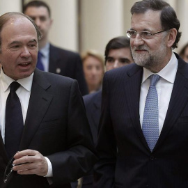 El presidente del Gobierno, Mariano Rajoy, con el del Senado, Pío García Escudero, en los pasillos de la Cámara Alta. EFE/Zipi