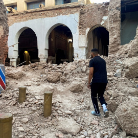 Un hombre observa los daños en la histórica ciudad de Marrakech, tras un poderoso terremoto en Marruecos , el 9 de septiembre de 2023.