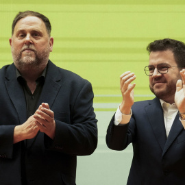 El presidente de la Generalitat, Pere Aragonés (d) y el presidente de ERC, Oriol Junqueras (i) durante el primer mitin de ERC tras el anuncio del adelanto electoral, el 16 de marzo de 2024 en Barcelona.