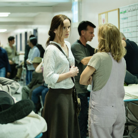 Sarah Wayne Callies interpreta a Katie, la madre de la familia Bowman, en la serie 'Colony'.