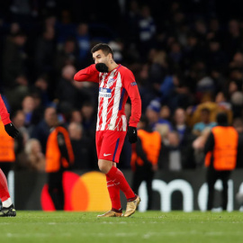 Los jugadores del Atlético se retiran tras caer eliminados. Reuters/Paul Childs