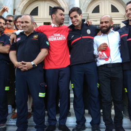 Los tres bomberos españoles que han sido declarados inocentes tras comparecer en un tribunal griego acusados de tentativa de tráfico de personas en la isla de Lesbos. /MARÍA IGLESIAS