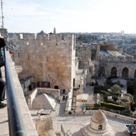 Judíos ultraortodoxos observan la Torre de David en la ciudad vieja de Jerusalén, Israel.- EFE