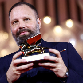 El director Yorgos Lanthimos posará con el Premio León de Oro a la Mejor Película por la película 'Poor Things'.