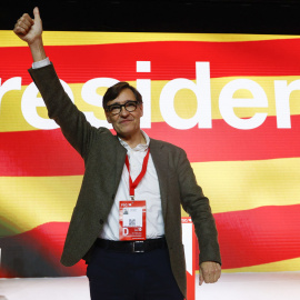 Salvador Illa, saluda tras ser elegido primer secretario del PSC y candidato a presidente de la Generalitat de Cataluña el 16 de marzo, en Barcelona.