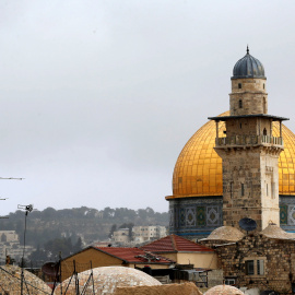 Una bandera israelí cerca de la Cúpula de la Roca, en la ciudad vieja de Jesusalén. REUTERS/Ammar Awad
