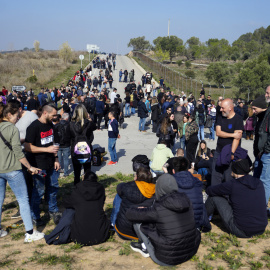 Grupos de funcionarios de prisiones bloquean los accesos a los centros penitenciarios de Can Brians