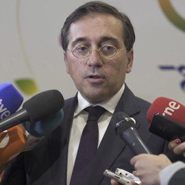 El ministro de Exteriores español, José Manuel Albares, atiende a los medios en la Cumbre del G20, que se celebra en Delhi.