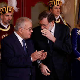 El presidente del Gobierno, Mariano Rajoy y el presidente del Tribunal Constitucional, Juan José González Rivas.- EFE