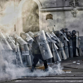 Manifestantes se enfrentan con la policía durante una nueva jornada de marchas contra la presidencia de Dina Boluarte en Lima a 26 de enero de 2023