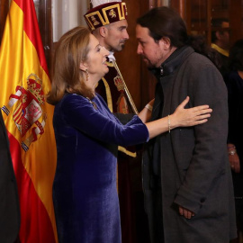 La presidenta de la Cámara Baja, Ana Pasto (c), saluda al líder de Podemos, Pablo Iglesias (d), durante la recepción que se celebra en el Congreso de los Diputados con motivo del Día de la Constitución. EFE/ Chema Moya