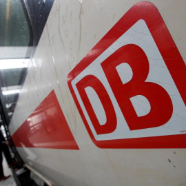 Un pasajero entra en un tren de Deutsche Bahn en la estación de Munich. REUTERS/Michaela Rehle