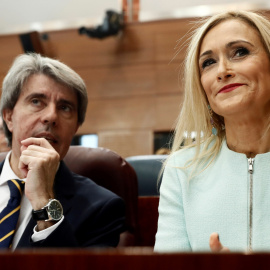 La expresidenta de la Comunidad de Madrid, Cristina Cifuentes, junto al presidente en funciones, Ángel Garrido. EFE