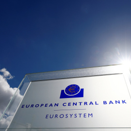 El logo del Banco Central Europeo (BCE) delante de su sede en Fráncfort. REUTERS/Kai Pfaffenbach