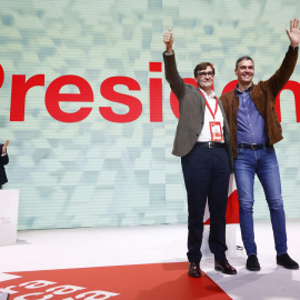 El presidente del Gobierno, Pedro Sánchez (d) , y el primer secretario del PSC, Salvador Illa (i), saludan durante la clausura del XV Congreso de los socialistas catalanes, celebrado el fin de semana en Barcelona.