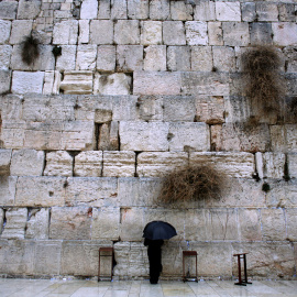 Un judío en el Muro de las Lamentaciones. REUTERS/Damir Sagolj/Archivo